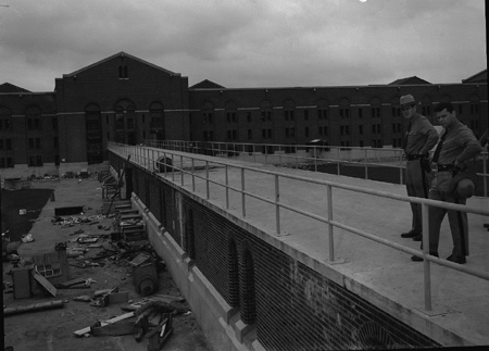 15_23_2 guards on catwalk_0345