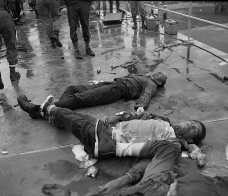 15_11_3 men dead & touching_0248_1