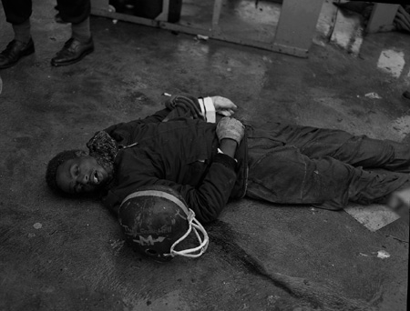 15_11_dead man holding helmet_0250