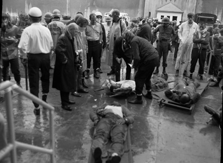 15_11_man on stretcher_0254