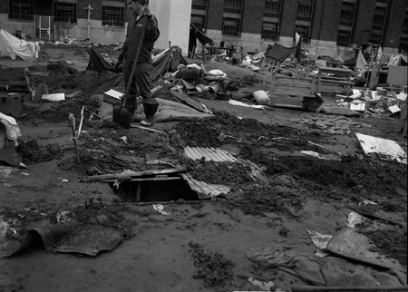 15_12_man w_shovel in yard_0259
