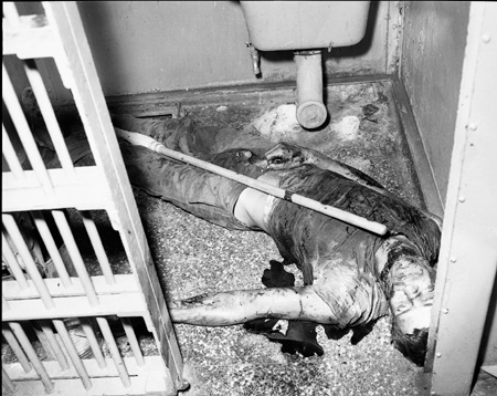 15_1_Dead Man in Cell w_Mop_0232