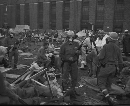 15_2_guard w_gas mask_0261