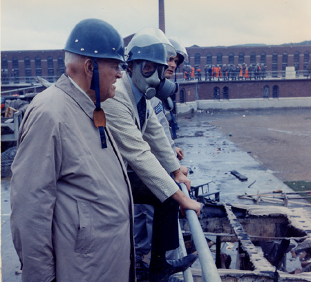 OAS_cops in helmets_gas mask_0113