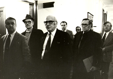officials_old man w_glasses_0121