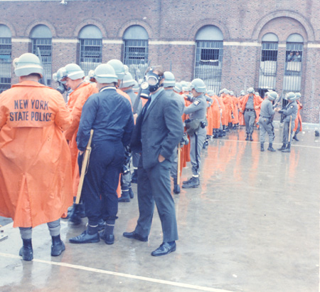 pi_guards_suit w_ gas mask_0162