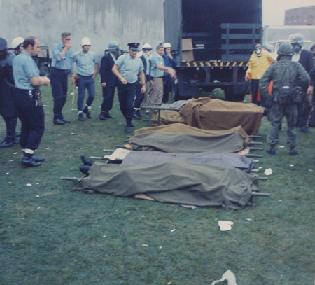 soldiers w. stretchers_0184